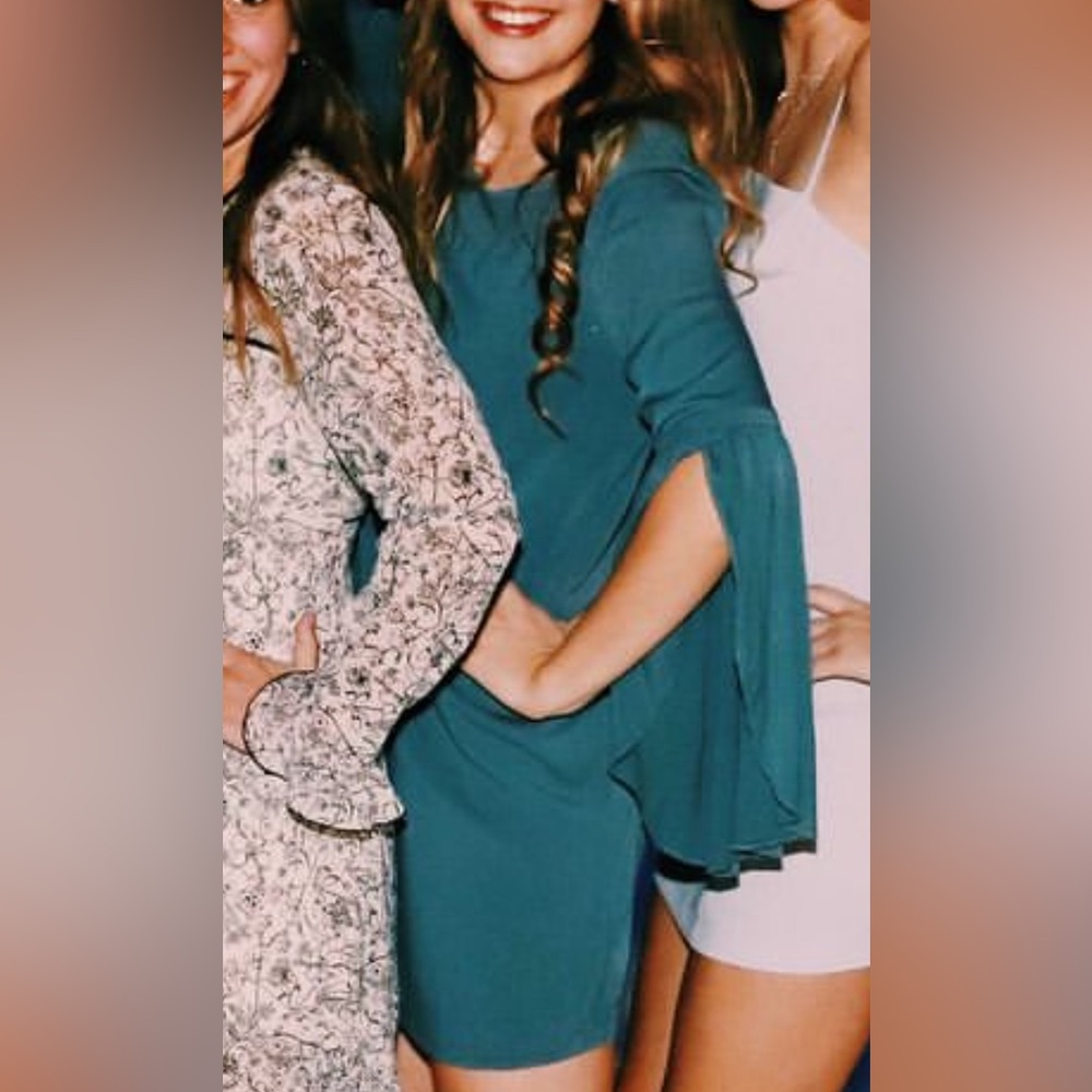 MICHAEL STARS elegant flowy short blue dress with flowy cutout sleeves